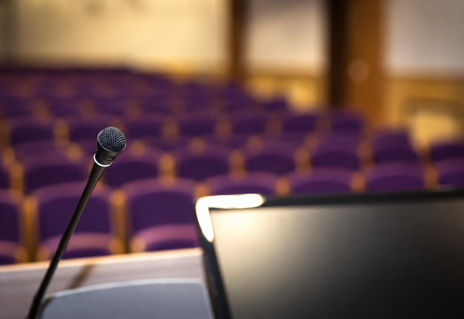 Micrófono en un auditorio, listo para una conferencia accesible