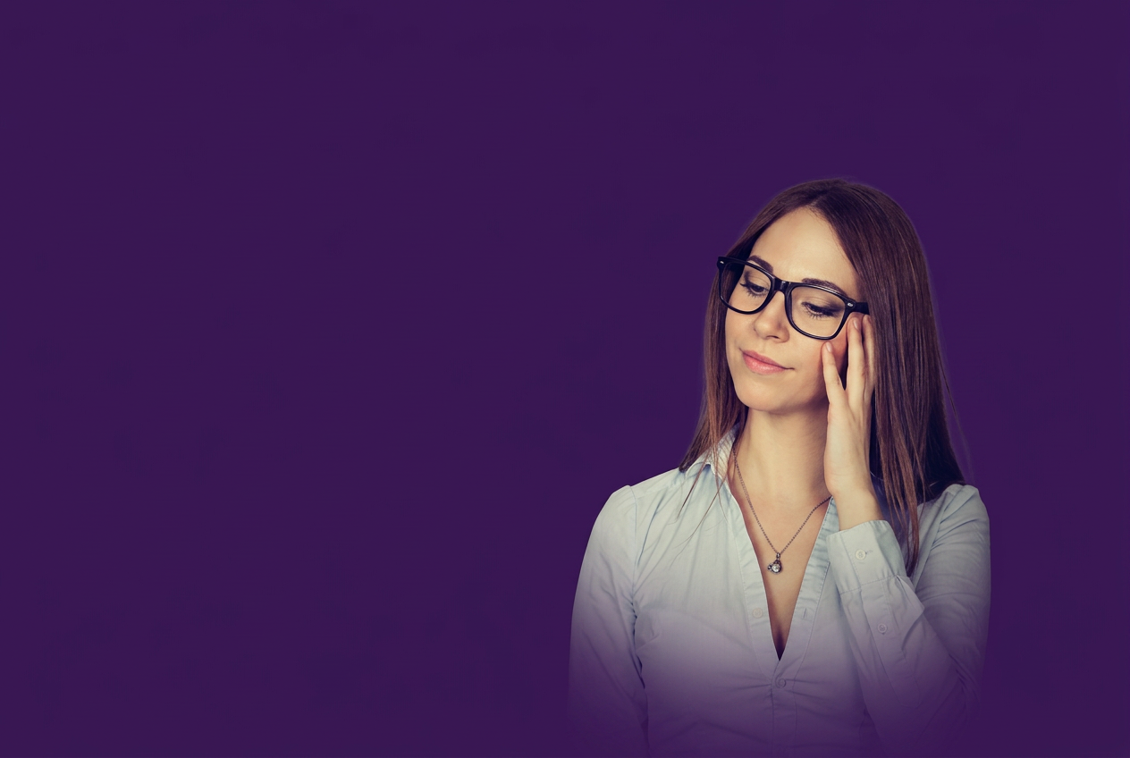 Mujer reflexionando y mirando hacia la pregunta sobre accesibilidad
